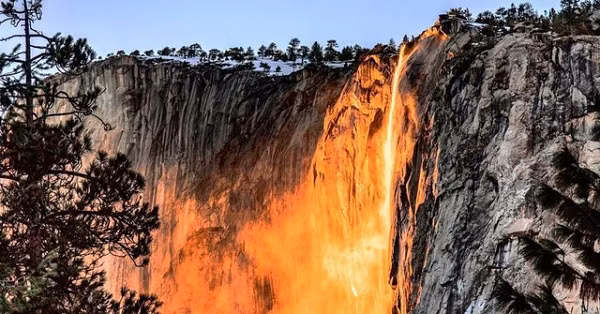 Nằm ở công viên quốc gia Yosemite, California, Mỹ, thác Horsetail là một trong những thác nước kỳ lạ nhất thế giới. Thay vì nước, từ thác chảy xuống là dòng nham thạch vô cùng độc đáo, bởi vậy còn được gọi là thác lửa.