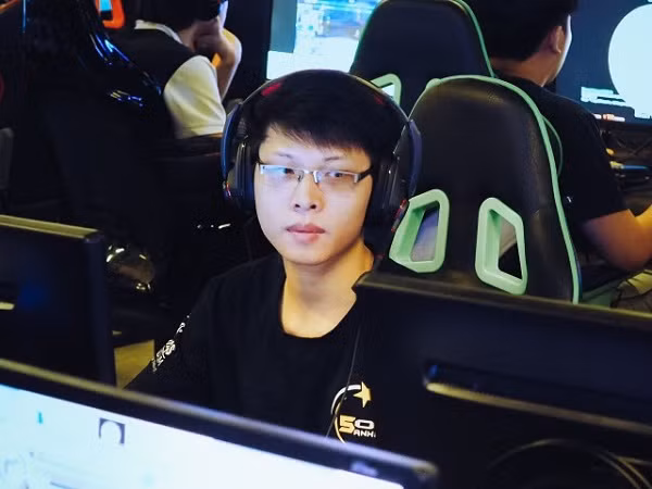 Anh chàng kết hợp sử dụng màn hình Zowie XL2411 và Dell S2719H. Bomman còn khiến người hâm mộ thích thú khi lựa chọn gaming chair thuần Việt - ghế nhựa Song Long.