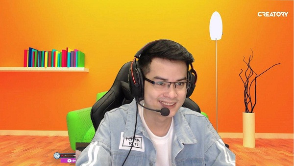 Bộ máy của anh sử dụng bộ xử lý Intel Core i7-8700K, mainboard ROG Strix Z370-F Gaming, 2 thanh RAM G.Skill 8GB 3.000 MHz, SSD Samsung 860 Evo 256 GB, HDD WD Blue 1TB, VGA Geforce GTX 1070. Win D lựa chọn 2 màn hình BenQ XL2411P và BenQ EW2775ZH cùng combo chuột, bàn phím Logotech.