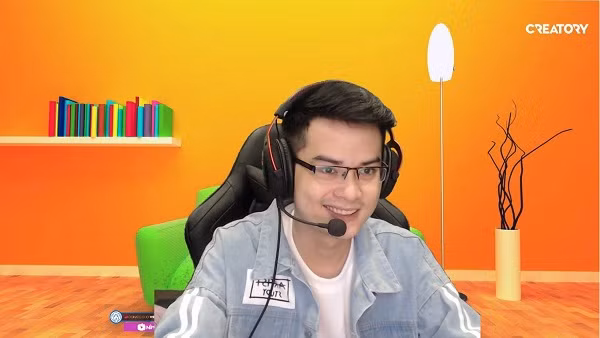 Bộ máy của anh sử dụng bộ xử lý Intel Core i7-8700K, mainboard ROG Strix Z370-F Gaming, 2 thanh RAM G.Skill 8GB 3.000 MHz, SSD Samsung 860 Evo 256 GB, HDD WD Blue 1TB, VGA Geforce GTX 1070. Win D lựa chọn 2 màn hình BenQ XL2411P và BenQ EW2775ZH cùng combo chuột, bàn phím Logotech.