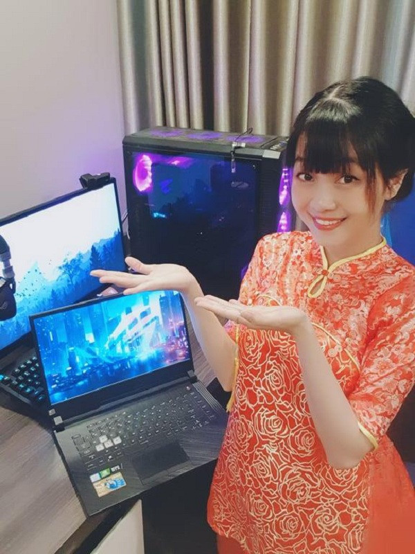 Màn hình LG Ultrawide UM68, ghế gaming Secret Lab Omega Facebook, chuột Razer và bàn phím Logitech là lựa chọn của Hà Mi. Ngoài ra, cô còn sử dụng thêm laptop gaming Asus ROG Strix G531 cấu hình mạnh mẽ.