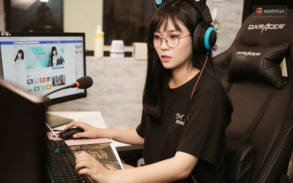 Cô nàng sử dụng 3 màn hình Asus ROG Swift PG279Q, LG 24MP68VQ và AOC I2476VW. Và lựa chọn ghế gaming Secret Lab Omega do Facebook tặng, cùng combo Razer gồm tai nghe, chuột và bàn phím.