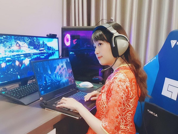 Hotgirl làng Liên Quân Mobile Hà Mi thừa nhận làm việc hiệu quả hơn rất nhiều nhờ vào bộ gaming được đầu tư khoảng 81 triệu đồng. Dàn máy của nữ streamer gồm bộ xử lý Intel Core i7-8700K, SSD Plextor PX-128S3C 128GB, HDD WD Black 1TB WD1003FZEX, VGA Geforce 1080 Ti, mainboard Asus ROG Strix Z370-E Gaming, RAM Corsair Vengeance LPX 16GB DDR4-3000, tản nhiệt Corsair H100i.