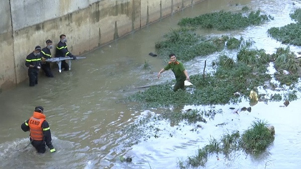 Cong an truc vot mot thi the bi nuoc cuon troi