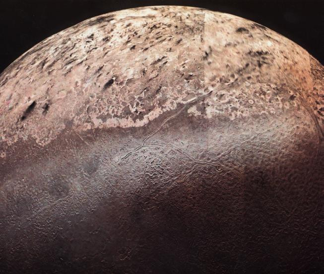 Ngoài ra, Triton còn sở hữu một trong 4 núi lửa băng của hệ Mặt Trời phun ra băng và ammonia (NH3). Đặt chân lên vệ tinh này, nếu bạn không bị đông cứng ngay lập tức thì cũng bị những mảnh băng bay trong không khí xé toạc.