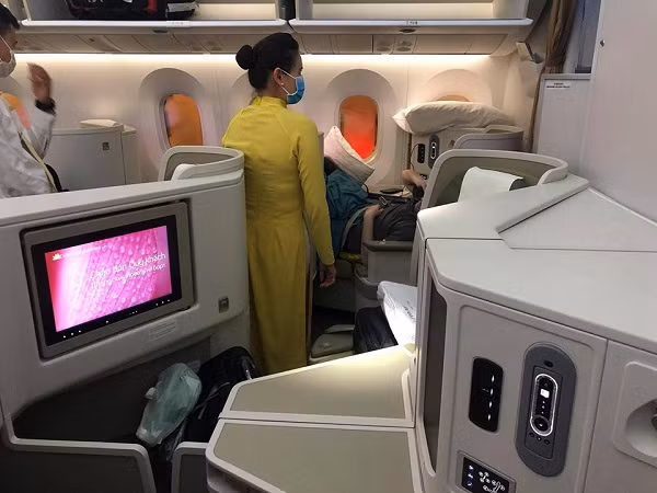 Chuyến bay không đến thẳng London (Anh) mà hạ cánh tại sân bay Frankfurt (Đức) lúc 6h sáng 12/7 để phục vụ một số hành khách quá cảnh tại đây. Sau đó, máy bay tiếp tục hành trình từ Frankfurt đến sân bay Heathrow (Anh).