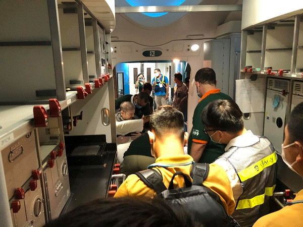 Cuộc vận chuyển bệnh nhân 91 lên máy bay về nước diễn ra thuận lợi. Các bác sĩ cũng chuẩn bị sẵn sàng trang thiết bị y tế và các tình huống bất ngờ có thể xảy ra với nam phi công.