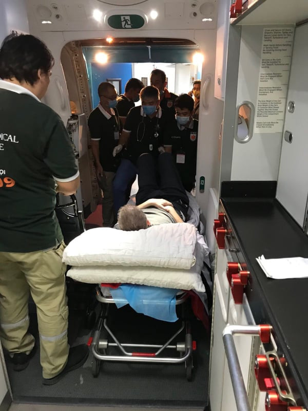 Lúc 23h, chuyến bay xuất phát từ Nội Bài sẽ lên đường đưa bệnh nhân về Anh.