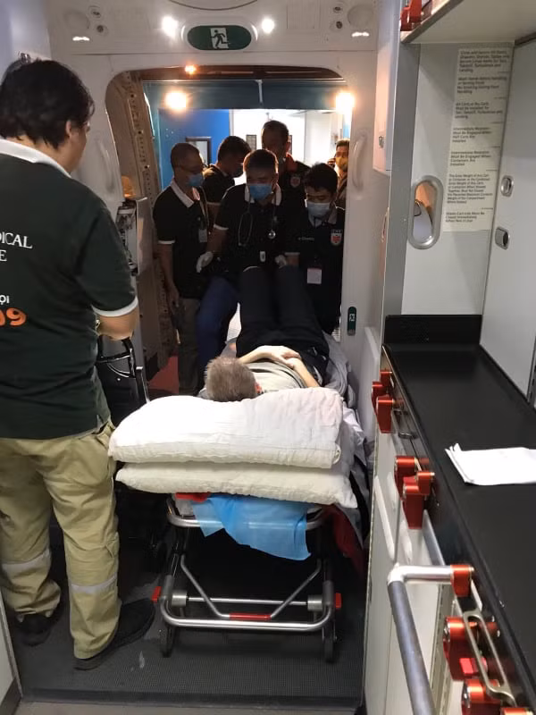 Lúc 23h, chuyến bay xuất phát từ Nội Bài sẽ lên đường đưa bệnh nhân về Anh.