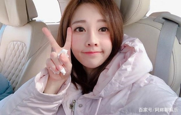 Thu nhập của cô nàng không chỉ tới từ lương mà còn từ các khoản donate, nhận quảng cáo, đi diễn tại các show,...