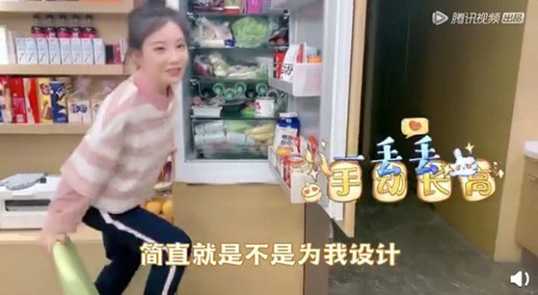 Trước đó, Phùng Đề Mạc từng vướng thị phi khi để lộ gương mặt khác lạ trên sóng livestream do vô tình tắt app làm đẹp. Hay vụ việc gây sốc nhất là nữ streamer nổi tiếng nhất xứ Trung này lộ chiều cao chỉ...1m3 trong lúc stream, chẳng với tới ngăn cao của tủ lạnh mà phải đứng lên ghế.