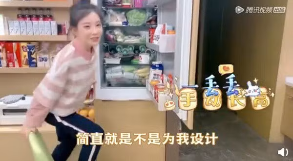 Trước đó, Phùng Đề Mạc từng vướng thị phi khi để lộ gương mặt khác lạ trên sóng livestream do vô tình tắt app làm đẹp. Hay vụ việc gây sốc nhất là nữ streamer nổi tiếng nhất xứ Trung này lộ chiều cao chỉ...1m3 trong lúc stream, chẳng với tới ngăn cao của tủ lạnh mà phải đứng lên ghế.