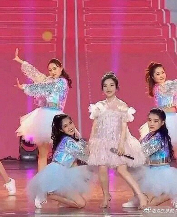 Thậm chí khi đứng trên sân khấu trình diễn, hình ảnh thực của cô trông chẳng khác nào một đứa trẻ, đứng lọt thỏm giữa dàn vũ công khiến người xem "hết hồn".