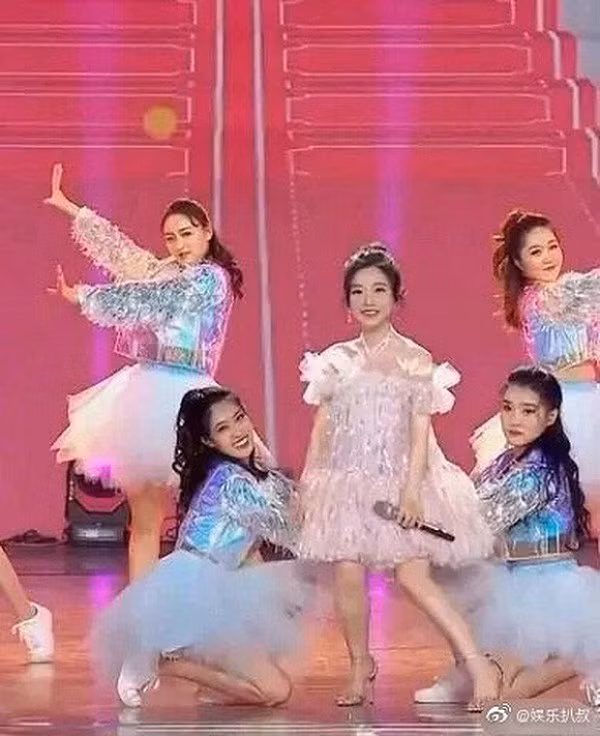 Thậm chí khi đứng trên sân khấu trình diễn, hình ảnh thực của cô trông chẳng khác nào một đứa trẻ, đứng lọt thỏm giữa dàn vũ công khiến người xem "hết hồn".