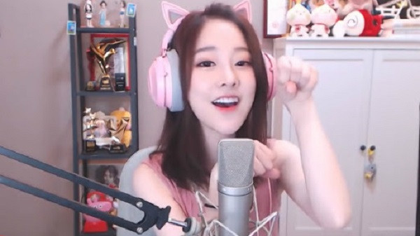 Cô còn từng vướng thị phi khi để lộ gương mặt khác lạ trên sóng livestream do vô tình tắt app làm đẹp.