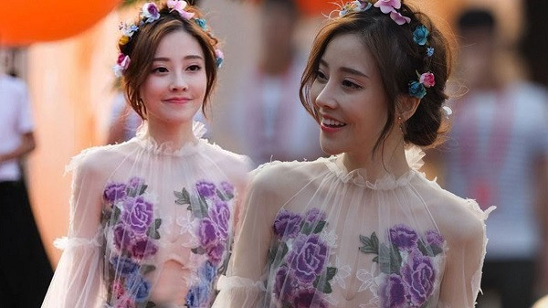 Đề Mạc thường xuyên nhận được tiền và quà của người hâm mộ tặng qua các nền tảng donate, cô cũng rất chăm chỉ tham gia các sự kiện, show diễn. Cũng nhờ đó, nữ streamer này được xem là sở hữu thu nhập cao nhất xứ Trung, lên đến khoảng 30 triệu NDT (98 tỷ đồng).