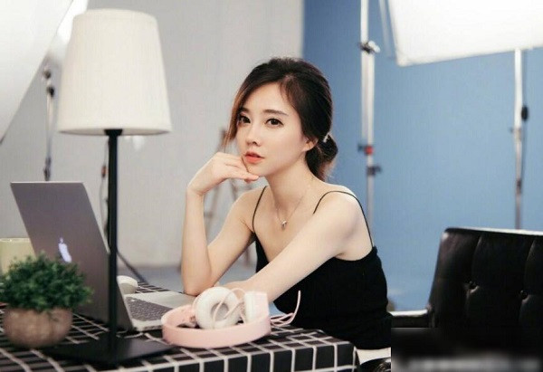 Phùng Đề Mạc hiện nằm trong top hotgirl mạng số một Trung Quốc. Cô được đánh giá là người có ảnh lớn bậc nhất đối với cộng đồng mạng nước này, với hơn 20 triệu người theo dõi trên kênh livestream và hơn 10 triệu người trên trang cá nhân.