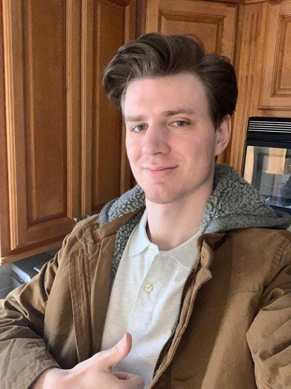 Robert "Hashinshin" Brotz - streamer nổi tiếng của tựa game LMHT tại Mỹ, cũng từng rơi vào vòng lao lý khi vướng phải lùm xùm về quấy rối tình dục. Hashinshin đã cố gắng dụ dỗ nữ game thủ 15 tuổi Maya "Caltys" Henckel gửi cho anh những bức ảnh nhạy cảm qua Twitter và Discord.