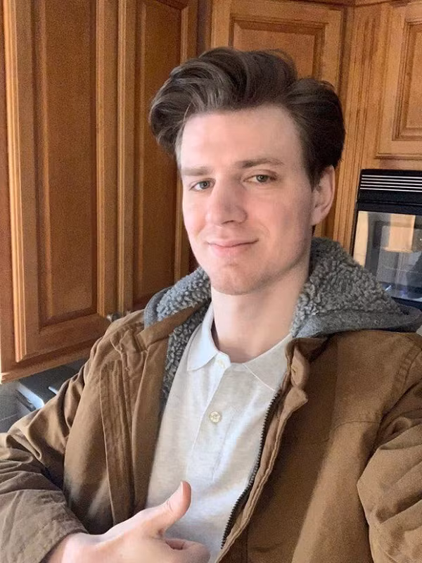 Robert "Hashinshin" Brotz - streamer nổi tiếng của tựa game LMHT tại Mỹ, cũng từng rơi vào vòng lao lý khi vướng phải lùm xùm về quấy rối tình dục. Hashinshin đã cố gắng dụ dỗ nữ game thủ 15 tuổi Maya "Caltys" Henckel gửi cho anh những bức ảnh nhạy cảm qua Twitter và Discord.