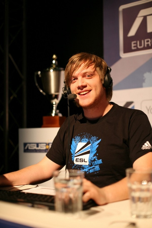 Joe Miller là caster (bình luận viên) của giải đấu LEC trong tựa game Liên Minh Huyền Thoại. Scandal ập xuống khiến anh lao đao với sự nghiệp khi cựu nhân viên Riot Games tên Criss Fowler đã lên tiếng tố cáo nam BLV đã từng có hành vi tấn công tình dục mình.