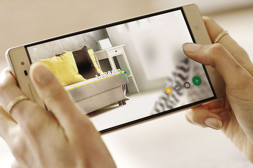 Lenovo Phab2 Pro sở hữu cụm 3 camera sau gồm camera chính 16 MP, 2 camera nhận diện chiều sâu và chuyển động. Đặc biệt, đây cũng là smartphone đầu tiên hỗ trợ Tango, gồm các phần mềm vẽ bản đồ, tương tác với môi trường xung quanh thông qua các camera chuyển động do Google phát triển.