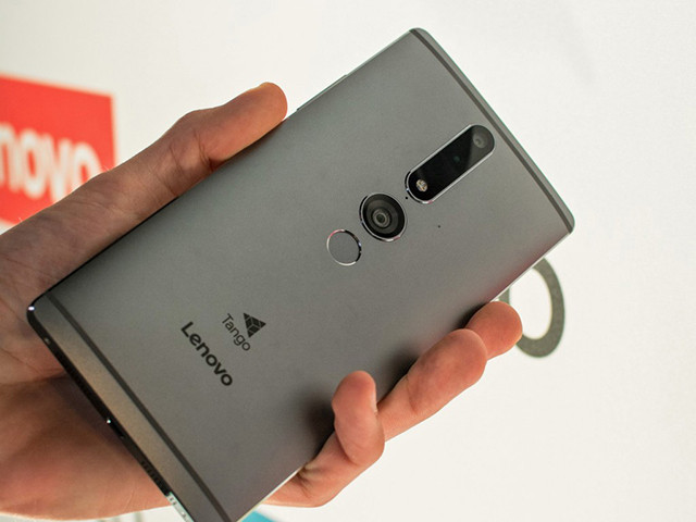 Thế mạnh là laptop nhưng Lenovo cũng từng khiến thị trường smartphone xôn xao với những mẫu điện thoại ấn tượng, một trong số đó là Lenovo Phab2 Pro. Ra mắt năm 2016, nhiều người ví chiếc điện thoại này như...cục gạch với màn hình 6,4 inch, kích thước 179,8 x 88,6 x 10,7 mm và nặng đến 259 g.