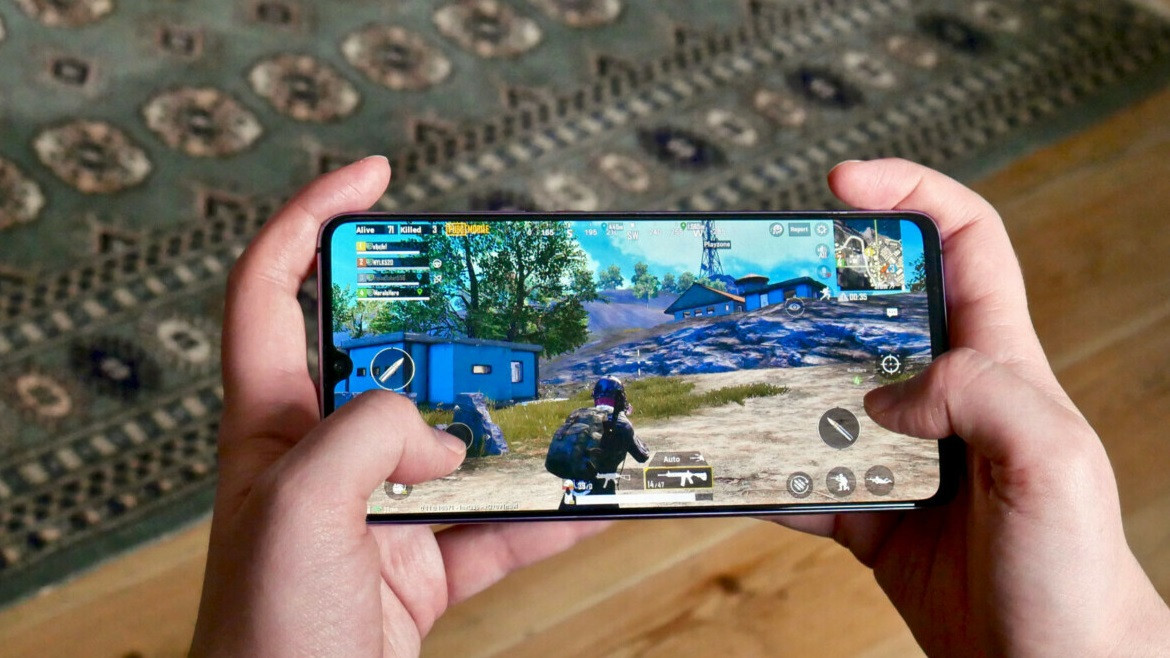 Huawei Mate 20 X là một trong những thiết bị phục vụ giải trí khá tốt cho những ai sẵn sàng mang bên mình một chiếc điện thoại siêu lớn, với kích thước là 174,6 x 85,4 x 8,2 mm, trọng lượng 232 g.