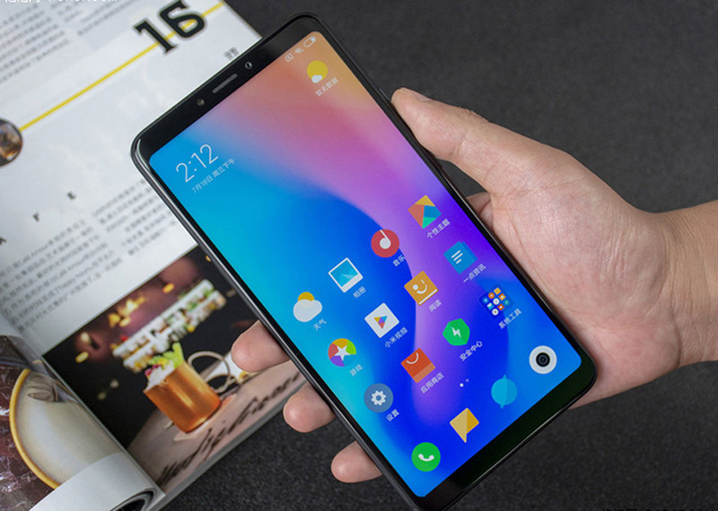 Năm 2018 - thời điểm mà xu hướng smartphone lớn hơn dần lên ngôi, gã khổng lồ công nghệ Xiaomi từng trình làng chiếc smartphone siêu to khổng lồ Mi Max 3 với màn hình lên đến 6,9 inch, kích thước tổng thể là 176,2 x 87,4 x 8 mm, nặng 221 g.