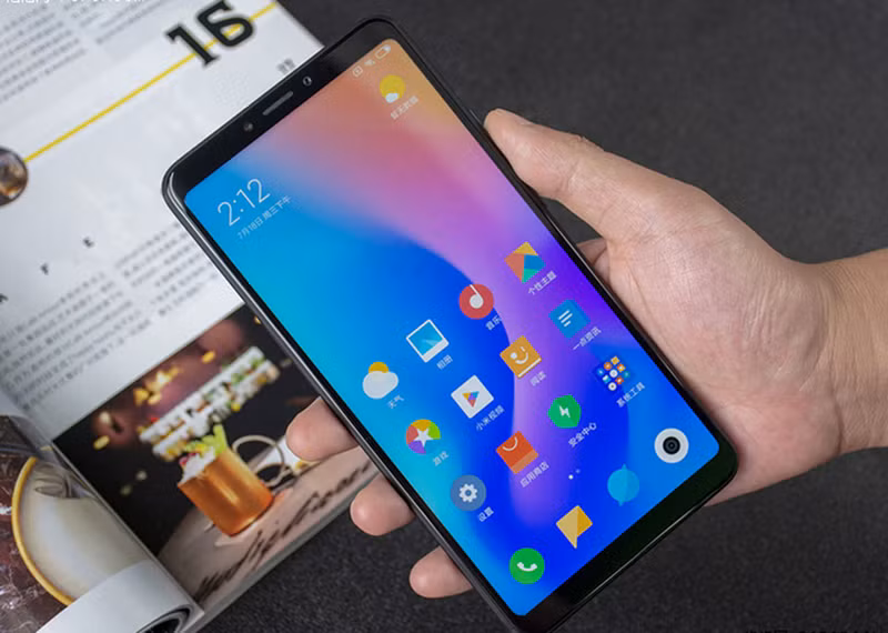 Năm 2018 - thời điểm mà xu hướng smartphone lớn hơn dần lên ngôi, gã khổng lồ công nghệ Xiaomi từng trình làng chiếc smartphone siêu to khổng lồ Mi Max 3 với màn hình lên đến 6,9 inch, kích thước tổng thể là 176,2 x 87,4 x 8 mm, nặng 221 g.