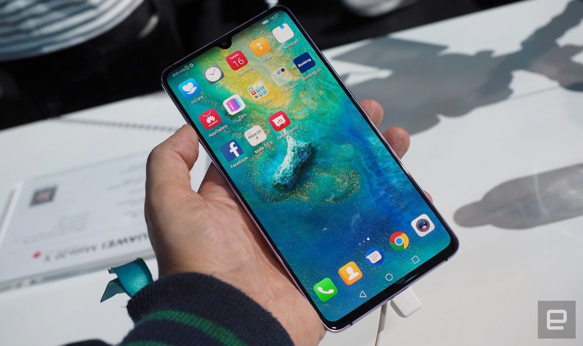Huawei Mate 20 X được đánh giá là một trong những smartphone độc đáo nhất của năm 2018 với kích thước màn hình khủng lên đến 7,2 inch. Kích thước này từng được xem là quá khổ đối với một chiếc smartphone nhưng giờ đây, đa số điện thoại cao cấp đã có màn hình trên 6 inch, trọng lượng từ 200 g.