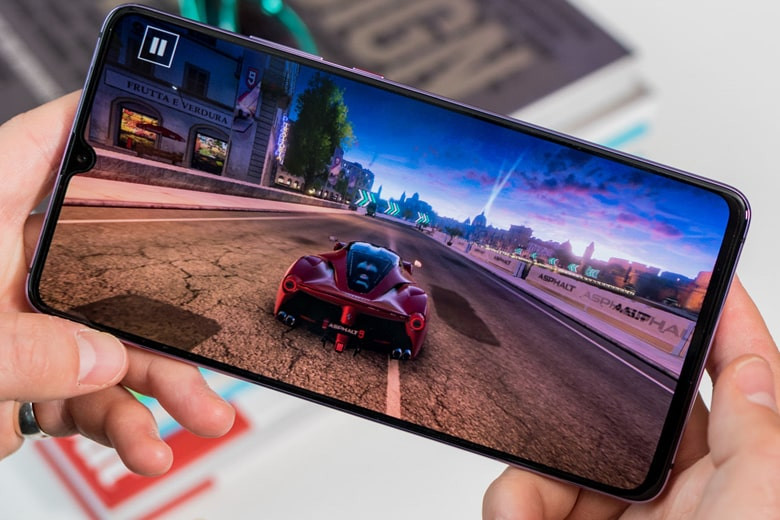 Chiếc smartphone này lý tưởng cho những game thủ đam mê chơi game trên điện thoại khi không chỉ có màn hình khổng lồ mà còn được kết hợp hệ thống loa stereo và chip xử lý Kirin 980.