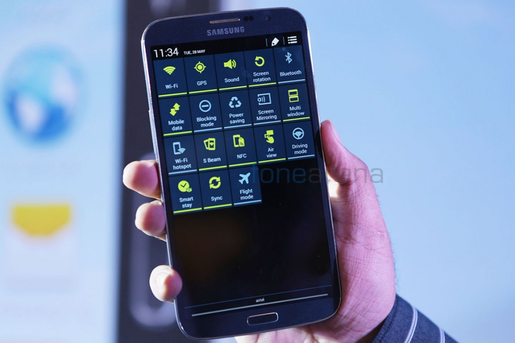 Vào thời điểm đó, so với HTC One M7, Nexus 5, iPhone 5s hay kể cả Galaxy Note 3, kích thước 6,3 inch của Galaxy Mega được cho là không có đối thủ. Tuy nhiên đây cũng là nhược điểm của chiếc điện thoại này.