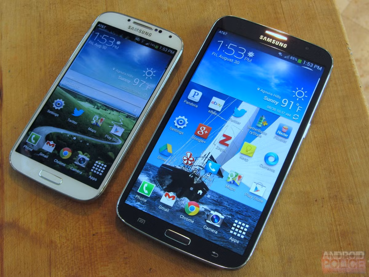 Kích thước lớn khiến Galaxy Mega hầu như không thể sử dụng bằng một tay, chỉ lý tưởng khi dùng để xem phim hay đọc báo. Điểm yếu của sản phẩm là chip xử lý Snapdragon 400 không mạnh, bộ nhớ 8 GB khá hạn hẹp nếu lưu nhiều nhạc, phim hoặc ảnh.