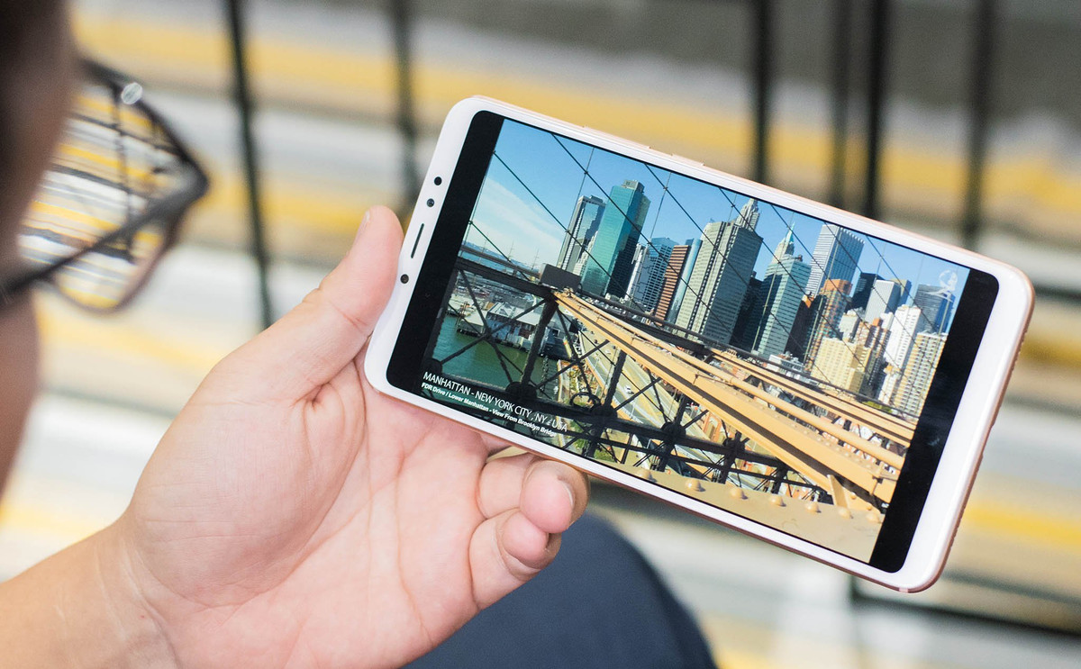 Sản phẩm thuộc phân khúc tầm trung giá rẻ, dành cho những ai muốn giải trí trên smartphone mà không cần mua tablet. Xiaomi đã cố gắng làm mỏng viền màn hình trên Mi Max 3 để sản phẩm không quá lớn, thân nhôm, ảm biến vân tay mặt lưng và pin khủng.