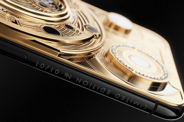 Tuy nhiên cái giá để sở hữu sự "vĩnh cửu" trên iPhone 11 Pro Discovery Solarius không rẻ chút nào. Phiên bản 64 GB có giá 70.340 USD (khoảng 1,62 tỉ đồng), trong khi iPhone 11 Pro Max Discovery Solarius 512 GB là 71.520 USD (khoảng 1,65 tỉ đồng).