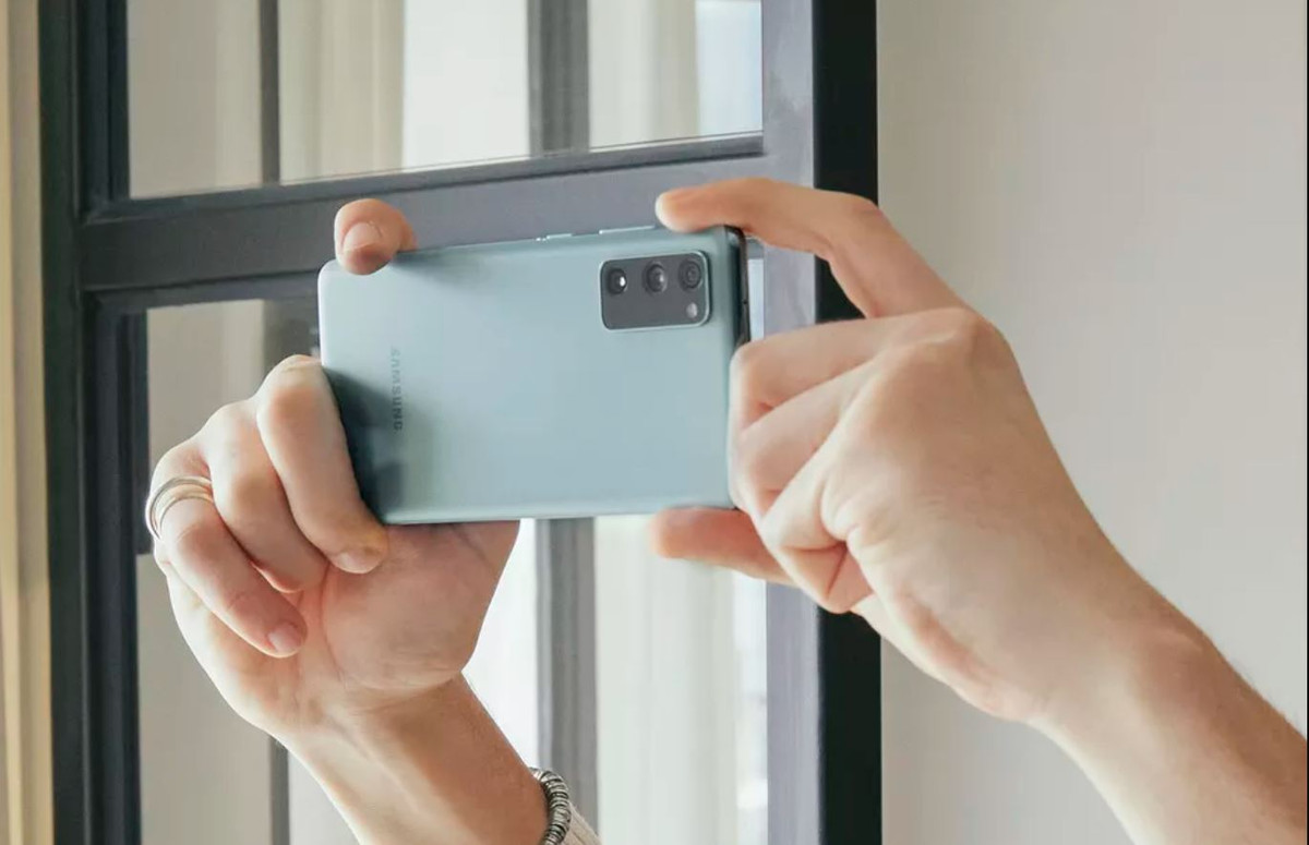 Thiết kế camera ở mặt sau Galaxy S20 phiên bản giá rẻ cũng khác so với bản tiền nhiệm. Ngoài máy ảnh chính 12 MP giữ nguyên, Galaxy S20 FE đi kèm ống kính siêu rộng 12 MP, ống kính tele là điểm khác biệt nhất khi giảm từ 64 MP xuống chỉ còn 8 MP và trường nhìn 32 độ nhỏ hơn nhiều.