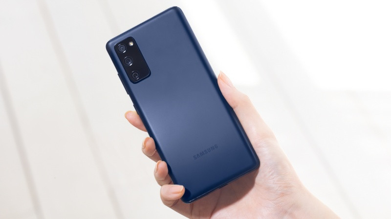 Galaxy S20 FE được đánh giá có nhiều nét tương đồng so với "đàn anh", nhưng sở hữu màn hình phẳng, thay vì màn hình dạng cong nhẹ. Sự khác biệt lớn nhất so với Galaxy S20 là vỏ máy phiên bản giá rẻ được làm bằng nhựa.