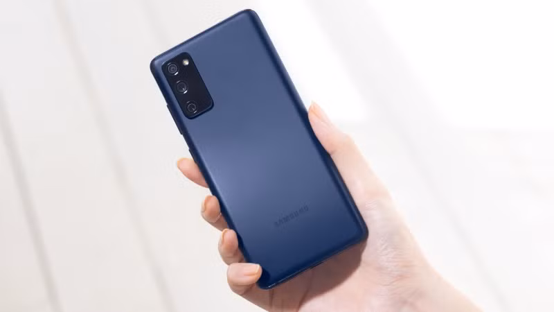 Galaxy S20 FE được đánh giá có nhiều nét tương đồng so với "đàn anh", nhưng sở hữu màn hình phẳng, thay vì màn hình dạng cong nhẹ. Sự khác biệt lớn nhất so với Galaxy S20 là vỏ máy phiên bản giá rẻ được làm bằng nhựa.