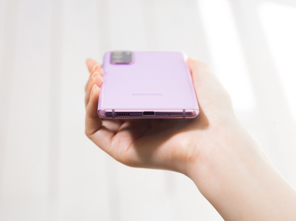 Máy đi kèm thỏi pin dung lượng 4.500mAh, hỗ trợ công nghệ sạc nhanh 15W và sạc ngược không dây 4,5W.