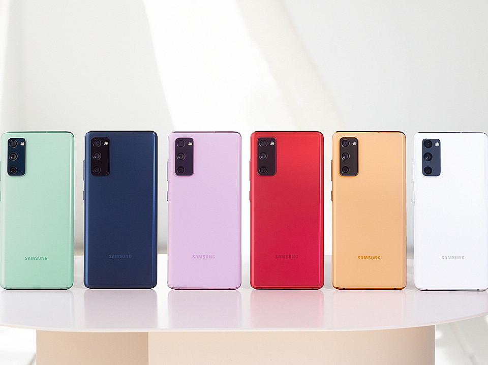 Trong bộ sưu tập lần này, Samsung đem đến cho các Samfan 6 sự lựa chọn về màu sắc: xanh navy, trắng, hồng, đỏ, xanh da trời và xanh lam.