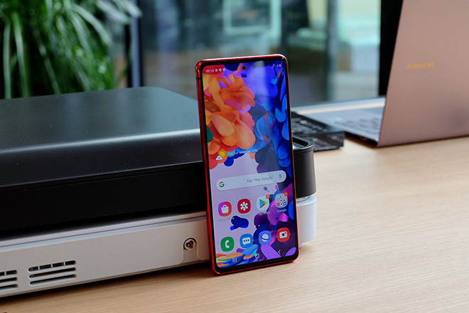 Điện thoại cung cấp màn hình 6,5 inch cho độ phân giải Full HD+ thay vì Quad HD+, mặc dù vẫn giữ tốc độ làm mới 120 Hz nhưng bỏ lỡ chứng nhận HDR10+ từ những phiên bản anh em đắt tiền hơn.