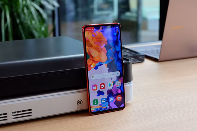 Điện thoại cung cấp màn hình 6,5 inch cho độ phân giải Full HD+ thay vì Quad HD+, mặc dù vẫn giữ tốc độ làm mới 120 Hz nhưng bỏ lỡ chứng nhận HDR10+ từ những phiên bản anh em đắt tiền hơn.