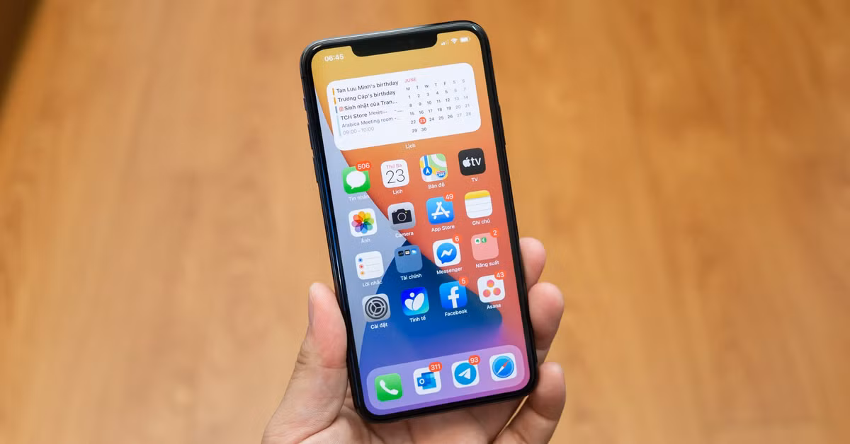 Các lỗi phát sinh nghiêm trọng trên iOS 14 khiến người dùng trả qua mọi cung bậc cảm xúc từ "khóc ròng", cho đến "giận điên người" và cuối cùng đành bất lực. Biện pháp cuối cùng được nhiều người đưa ra đó là nén nhịn để chờ đợi bản vá, hoặc ngay lập tức tìm cách hạ xuống phiên bản iOS trước đó.