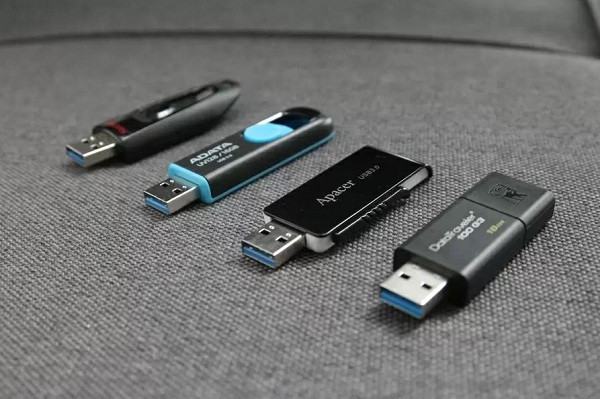 Giống như những công nghệ trên, USB hiện không còn được "sủng ái" như trước bởi các dịch vụ lưu trữ đám mây giờ đã trở thành một trong những lựa chọn thay thế hoàn hảo.