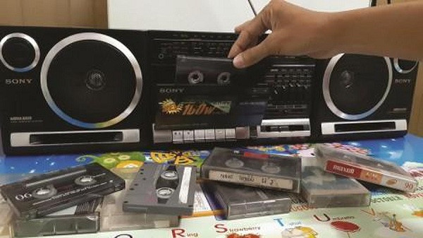 Việc dùng bút chì gỡ rối băng máy nghe cassette dường như đã trở thành tuổi thơ của không ít người thuộc thế hệ 7x, 8x.