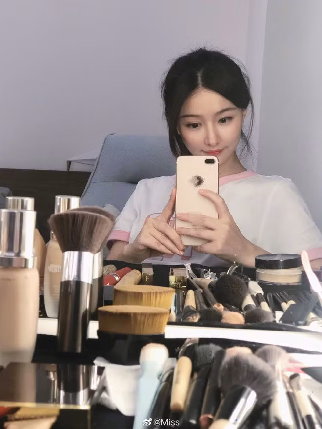 Hợp đồng livestream độc quyền cùng các nền tảng streaming giúp nữ game thủ xinh đẹp thu về hàng chục tỷ mỗi năm.