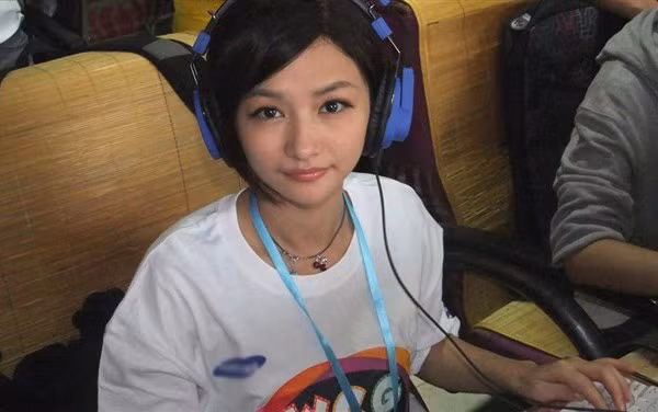 Việc giành được 2 chức quán quân liên tiếp đã thể hiện rõ trình độ tuyệt vời của Miss nên cô được cư dân mạng nước này mệnh danh là ''Cô gái vàng của làng eSports Trung Quốc''.