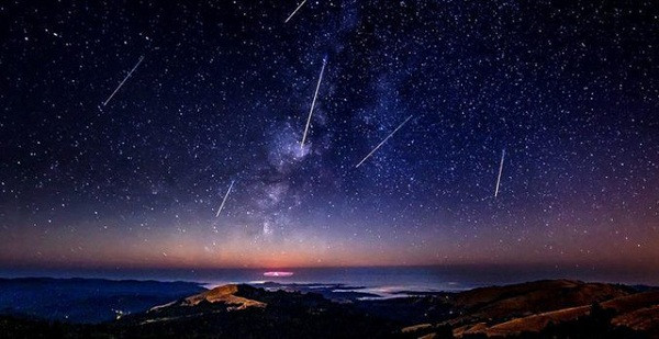 Theo đó, sao băng Perseids là những mảnh vụn còn sót lại của sao chổi 109P/Swift-Tuttle. Trận mưa sao băng vốn nổi tiếng với tần suất sao băng dày đặc và rất sáng, có thể đạt đến 200 sao trong một giờ quan sát.