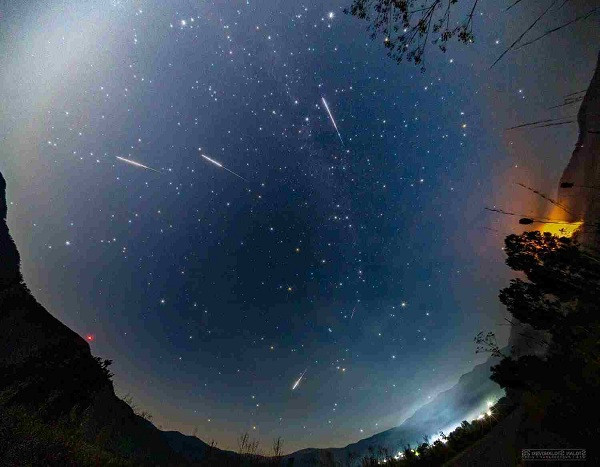 Mưa sao băng không giống như...pháo hoa như nhiều người vẫn tưởng. Ngay cả ở lúc cực điểm với điều kiện quan sát lý tưởng, khoảng thời gian giữa các sao băng có thể từ vài giây cho tới cả phút.