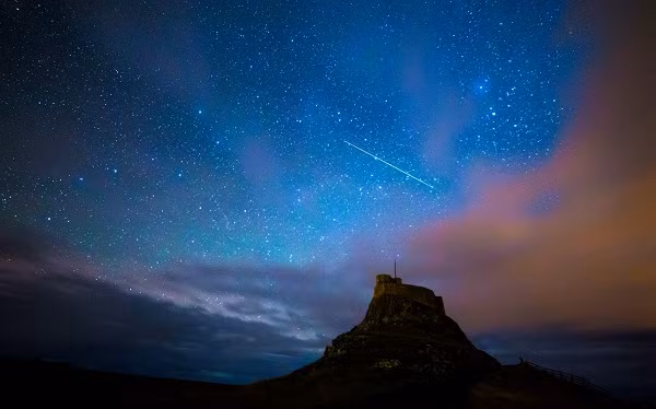 Người quan sát cần hướng về chòm sao Anh Tiên, phía đông bắc bầu trời. Nếu trời có mây mù hoặc có mưa, việc quan sát sẽ gặp nhiều khó khăn, thậm chí không thực hiện được bởi vậy bạn nên theo dõi dự báo thời tiết trước.